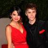 Selena Gomez amassa cartaz sobre Justin Bieber em show: 'Casem-se'. Vídeos!