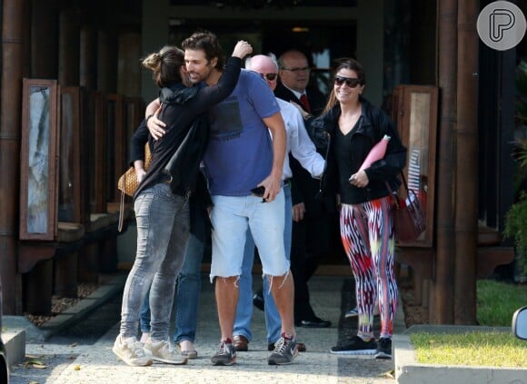 Reynaldo Gianecchini usou uma calça bermuda durante almoço com Giovanna Antonelli nesta segunda-feira, dia 09 de maio de 2016