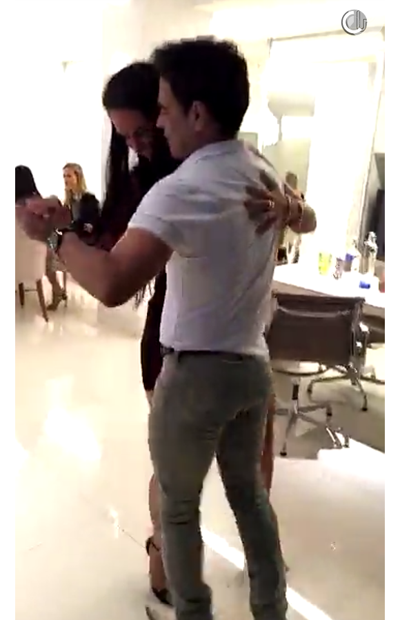 Graciele Lacerda postou um vídeo no Snapchat em que aparece dançando com Zezé Di Camargo