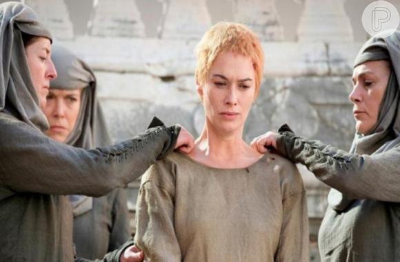 Lena Headey, a Cersei Lannister em 'Games of Thrones', apareceu nua na cena da 'Caminhada da Vergonha', mas corpo foi da dublê Rebecca Van Cleave