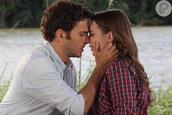 Após declaração de amor e beijo, Pedro (Elam Lima) e Helena (Thays Gorga) começam a namorar, na novela 'Cúmplices de um Resgate'