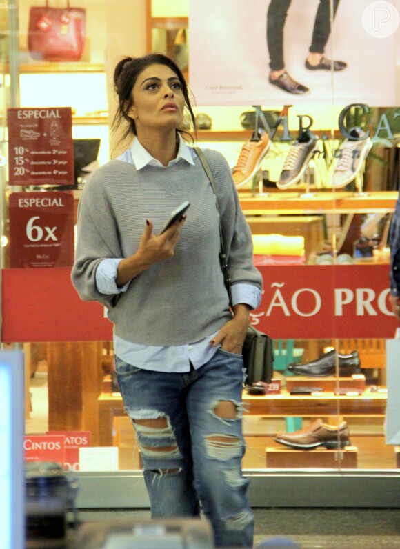 Juliana Paes combinou o jeans com blusa de manga e casaco cinza para ir ao shopping