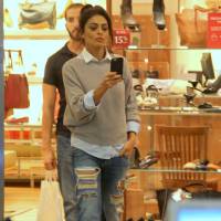 Juliana Paes usa look despojado com jeans destroyed para ir às compras. Fotos!