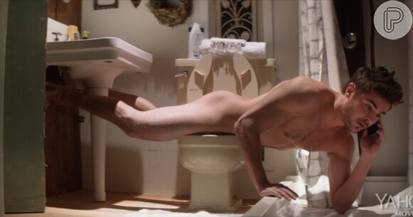 Zac Efron aparece completamente sem roupa em cena do longa