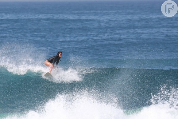 Daniele Suzuki mostra habilidade e equilíbrio ao surfar no Rio nesta terça-feira, 10 de maio de 2016
