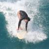 Daniele Suzuki surfa e mostra boa forma em praia no Rio, nesta terça-feira, 10 de maio de 2016