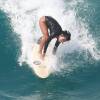 Daniele Suzuki surfa e mostra boa forma em praia no Rio, nesta terça-feira, 10 de maio de 2016