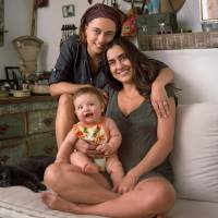 Carol Machado e mulher, Kika Motta, posam com a filha, Tereza: 'Família natural'