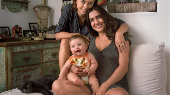 Carol Machado e mulher, Kika Motta, posam com a filha, Tereza: 'Família natural'