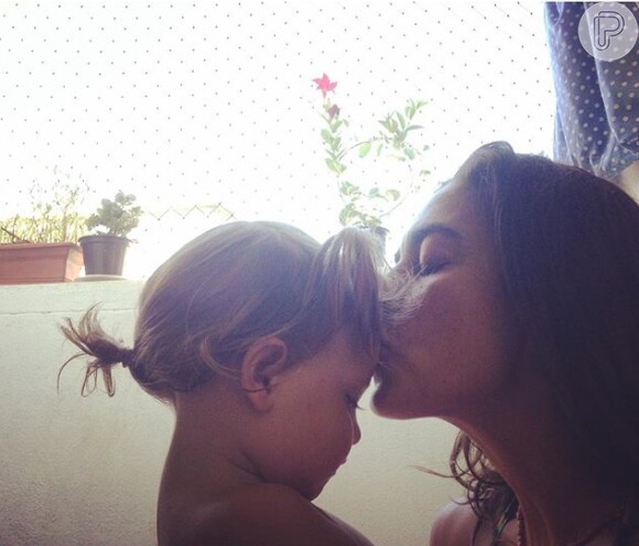 Kika Motta e a filha Tereza posam para fotos nas redes sociais da apresentadora da websérie 'Mães à Obra'