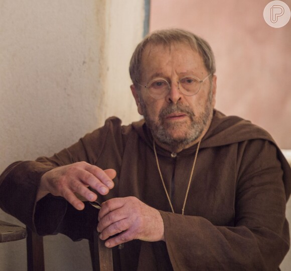 Martim (Lee Taylor) chama Padre Benício (Carlos Vereza) para benzer a casa e rezar uma missa pelas almas de seus avós, na novela 'Velho Chico'