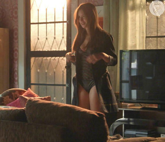 Em 'Totalmente Demais', Eliza (Marina Ruy Barbosa) fica só de lingerie e faz um striptease para Jonatas (Felipe Simas)