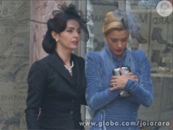 Iolanda (Carolina Dieckmann) penhora um colar para dar dinheiro a Venceslau (Reginaldo Faria) com a ajuda de Laura (Claudia Ohana), em 'Joia Rara'