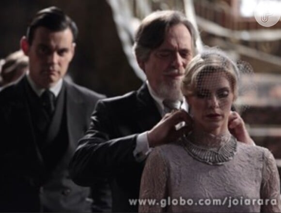 Iolanda (Carolina Dieckmann) penhora o colar de diamantes que ganhou de Ernest (José de Abreu) no dia de seu casamento, em 'Joia Rara'