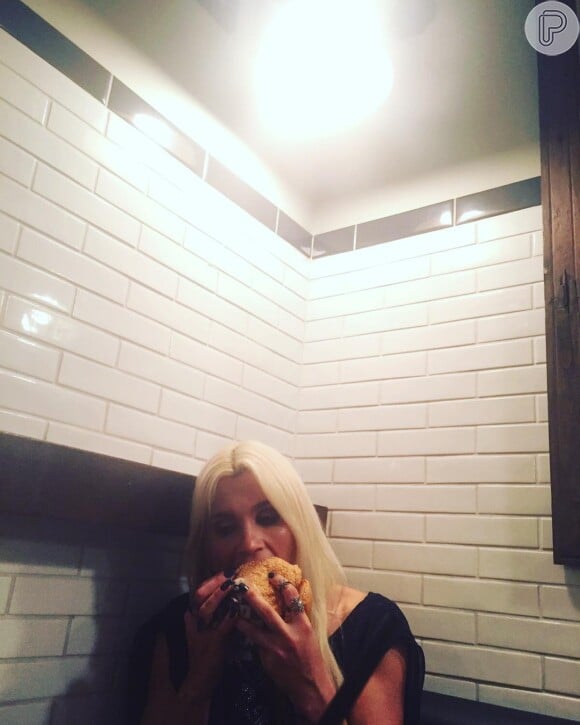 Flávia Alessandra já brincou com foto comendo 'escondida' em seu Instagram