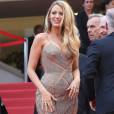 Grávida de seu segundo filho, Blake Lively usou vestido Versace e joias Lorraine Schwartz