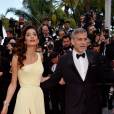A advogada Amal Alamuddin surge elegante num longo amarelo para acompanhar a première do marido, George Clooney, no Festival de Cannes 2016 com o filme 'Jogo do Dinheiro'