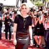 Kristen Stewart apostou num look Chanel gótico para conferir a première de 'American Honey' no Festival de Cannes no domingo, 15 de maio de 2016. Com visual all black, a atriz usou saia de cetim, camiseta e sandálias de salto Louboutin