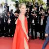 Kate Moss, aos 42 anos, exibe uma fenda poderosa no seu look vermelho Halston para prestigiar a première do filme 'Loving' no Festival de Cannes na segunda-feira, 16 de maio de 2016