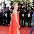 Kate Moss, aos 42 anos, exibe uma fenda poderosa no seu look vermelho Halston para prestigiar a première do filme 'Loving' no Festival de Cannes na segunda-feira, 16 de maio de 2016