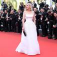 Kirsten Dunst, uma das juradas do festival, apostou num longo branco e acinturado para a première de 'Loving', na segunda-feira, 16 de maio de 2016, na 69ª edição do Festival de Cannes