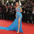 Blake Lively, grávida do segundo filho, exibiu um vestido longo azul Versace para conferir a première de 'The BFG', de Steven Spielberg, no sábado, 14 de maio de 2016