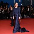 Juliette Binoche, aos 52 anos, mostrou elegância com um look Armani Privé para a première de seu novo filme, 'Slack Bay', exibido na sexta-feira, 13 de maio de 2016, no Festival de Cannes