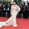Sonam Kapoor, atriz indiana, atraiu as atenções no tapete vermelho do Festival de Cannes 2016 com seu look