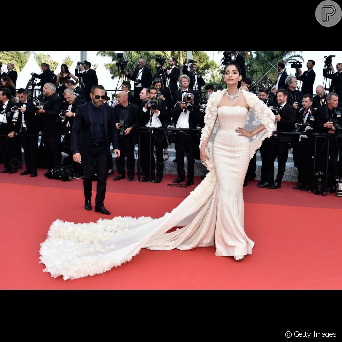 Sonam Kapoor, atriz indiana, atraiu as atenções no tapete vermelho do Festival de Cannes 2016 com seu look