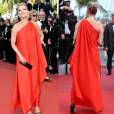 Detalhe do vestido da top Kate Moss, que foi ao evento com a irmã para conferir o filme 'Loving' na segunda-feira, 16 de maio de 2016