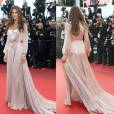 A top brasileira Izabel Goulart chega ao Festival de Cannes com um modelo longo perolado para conferir a exibição de 'Julieta', de Pedro Almodóvar