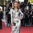 Usando vestido Louis Vuitton, a top norte-americana Karlie Kloss foi uma das famosas a passar pelo tapete vermelho do Festival de Cannes 2016 no dia de exibição do filme 'Julieta', na terça-feira, 17 de maio de 2016