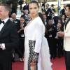 A top brasileira Adriana Lima passou pelo red carpet do Festival de Cannes usando um look poderoso com superdecote e fenda