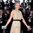 A modelo Lara Stone cruzou o tapete vermelho do Festival de Cannes 2016 com um modelo Prada