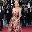 A top russa Natasha Poly brilhou com look Prada ao lado de outras modelos no red carpet de Cannes para conferir o filme 'Julieta', de Pedro Almodóvar, na terça-feira, 17 de maio de 2016