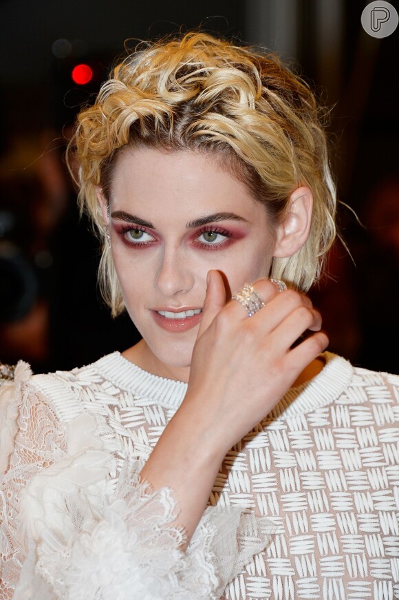 Olhos bem marcados de Kristen Stewart para première de 'Personal Shopper': maquiagem assinada por Lucia Pica, maquiadora oficial da Chanel