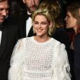 Kristen Stewart volta a se destacar no tapete vermelho do Festival de Cannes para a première de 'Personal Shopper' com um look Chanel todo branco