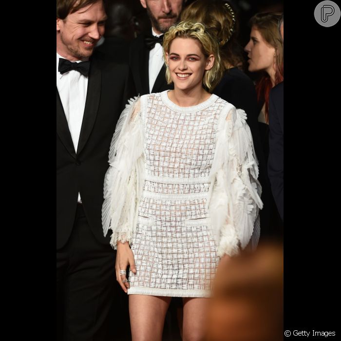 Kristen Stewart volta a se destacar no tapete vermelho do Festival de Cannes para a première de &#039;Personal Shopper&#039; com um look Chanel todo branco