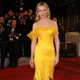 Kirsten Dunst escolheu um vestido amarelo com bordados na cauda e detalhe em tule no decote para a exibição do filme 'The Neon Demon' em Cannes na sexta-feira, 20 de maio de 2016
