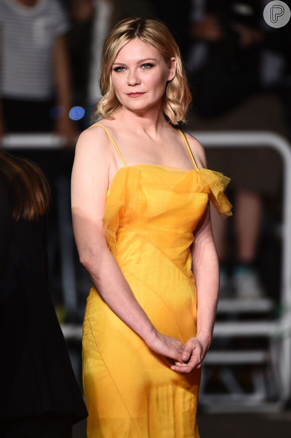 Kirsten Dunst escolheu um vestido amarelo com bordados na cauda e detalhe em tule no decote para a exibição do filme 'The Neon Demon' em Cannes na sexta-feira, 20 de maio de 2016