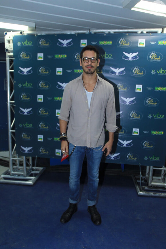 João Vicente de Castro, ex-namorado de Cleo Pires, foi ao show de Orlando Moraes na quadra da Portela