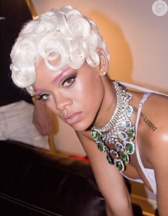 Moda das sobrancelhas coloridas já foi usada por outras famosas, como Rihanna. A cantora surgiu com os pelos do rosto tingidos de rosa no clipe de 'Pour It Up'
