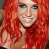 A cantora Kesha foi mais uma a apostar em sobrancelhas coloridas