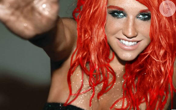 A cantora Kesha foi mais uma a apostar em sobrancelhas coloridas