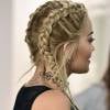 A cantora Rita Ora se inspirou nas mulheres das academias de luta e apostou no hairstyle para um evento mais glamourosos