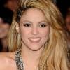 A cantora Shakira investiu nas tranças boxeadoras em um penteado lateral e fios lisos