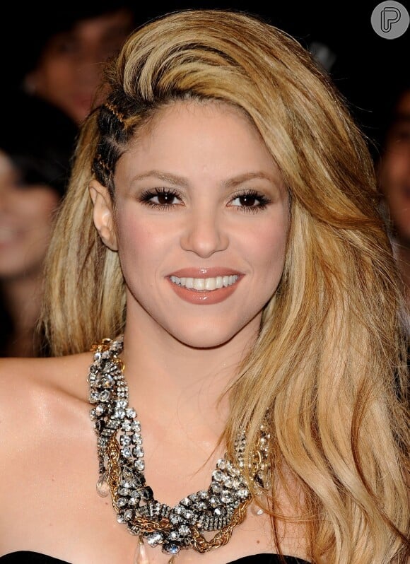 A cantora Shakira investiu nas tranças boxeadoras em um penteado lateral e fios lisos
