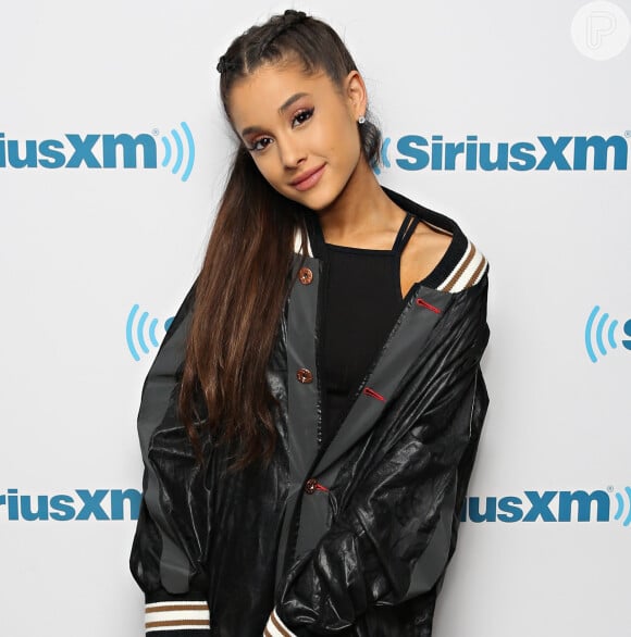 A cantora Ariana Grande adotou a tendência das tranças boxeadoras com fios presos no topo da cabeça e soltos no comprimento