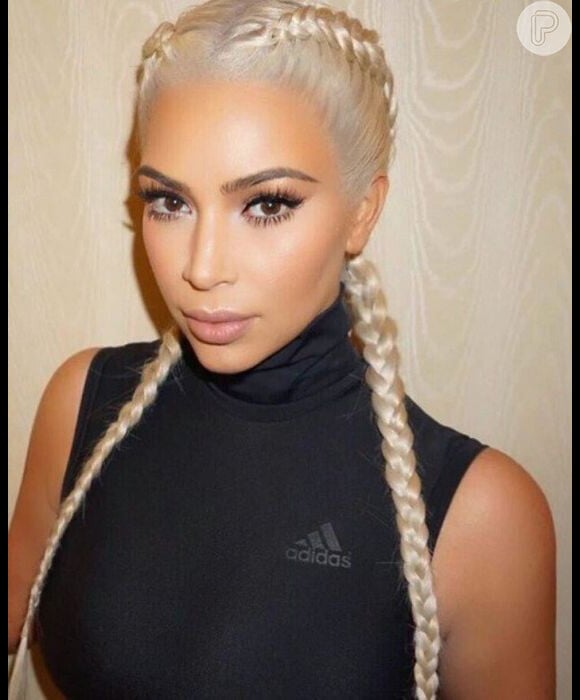 A socialite Kim Kardashian exibe suas tranças boxeadoras em seus cabelos platinados