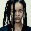 A cantora Rihanna investiu nas tranças boxeadoras por todo o comprimento dos cabelos e publicou a foto em seu perfil do Instagram
